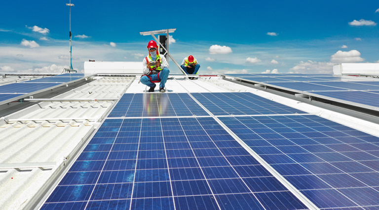 Paneles solares instalados en un techo en El Salvador