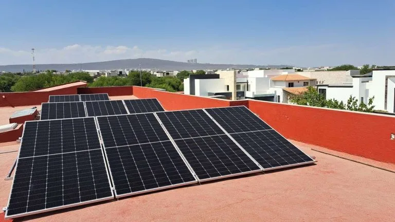 Instalación de paneles solares residenciales en El Salvador